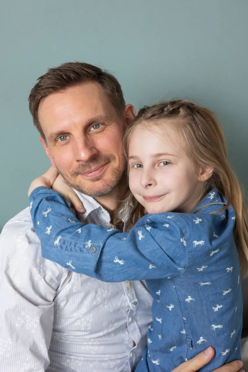 Vater und Tochter ganz nah beieinander