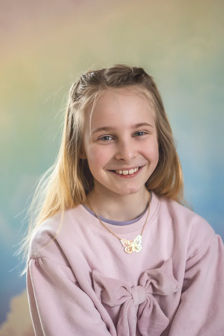 Mädchen lächelt bei einem natürlichen Kindergartenporträt